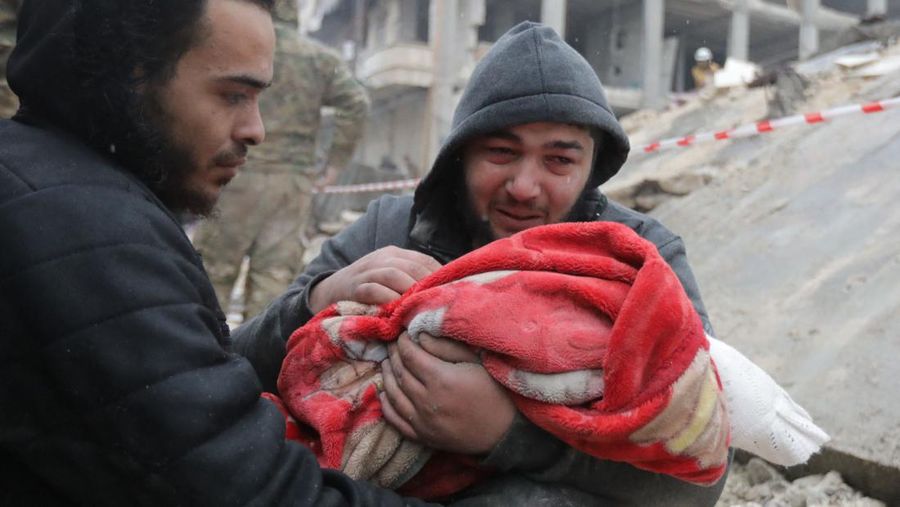 Seorang pria Suriah menangis ketika dia membawa jenazah putranya yang tewas dalam gempa bumi di kota Jandaris, di pedesaan kota Afrin di barat laut Suriah di bagian provinsi Aleppo yang dikuasai pemberontak, pada 6 Februari 2023. - Ratusan orang dilaporkan tewas di Suriah utara setelah gempa berkekuatan 7,8 yang berasal dari Turki dan dirasakan di negara-negara tetangga. (BAKR ALKASEM/AFP via Getty Images)