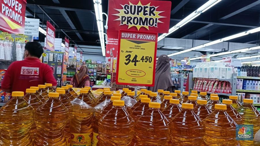 Stok minyak goreng kemasan dari pemerintah yakni Minyakita ludes di pasaran, baik ritel modern maupun tradisional. Sebagai gantinya, yang tersedia hanyalah minyak goreng kemasan dengan banderol yang mahal. (CNBC Indonesia/Ferry Sandi)