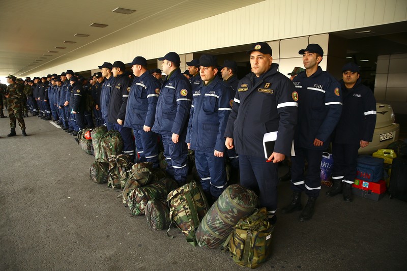 Tim yang berafiliasi dengan Kementerian Situasi Darurat Azerbaijan berangkat dari Baku, Azerbaijan untuk membantu operasi pencarian dan penyelamatan setelah gempa berkekuatan 7,7 melanda Turkiye pada 06 Februari 2023. Tim yang berafiliasi dengan Kementerian Situasi Darurat Azerbaijan berangkat dari Baku, Azerbaijan untuk membantu operasi pencarian dan penyelamatan setelah gempa berkekuatan 7,7 melanda Turkiye pada 06 Februari 2023. Otoritas Manajemen Bencana dan Darurat (AFAD) Turkiye mengatakan gempa berkekuatan 7,7 melanda pada 4,17 pagi (0117GMT) dan dipusatkan di distrik Pazarcik di provinsi selatan Kahramanmaras, Turkiye. Provinsi Gaziantep, Sanliurfa, Diyarbakir, Adana, Adiyaman, Malatya, Osmaniye, Hatay, dan Kilis sangat terpengaruh oleh gempa tersebut. (Resul Rehimov/Anadolu Agency via Getty Images)