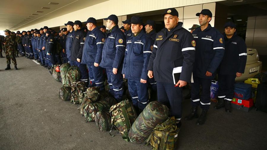 Tim yang berafiliasi dengan Kementerian Situasi Darurat Azerbaijan berangkat dari Baku, Azerbaijan untuk membantu operasi pencarian dan penyelamatan setelah gempa berkekuatan 7,7 melanda Turkiye pada 06 Februari 2023. Otoritas Manajemen Bencana dan Darurat (AFAD) Turkiye mengatakan gempa berkekuatan 7,7 melanda pada 4,17 pagi (0117GMT) dan dipusatkan di distrik Pazarcik di provinsi selatan Kahramanmaras, Turkiye. Provinsi Gaziantep, Sanliurfa, Diyarbakir, Adana, Adiyaman, Malatya, Osmaniye, Hatay, dan Kilis sangat terpengaruh oleh gempa tersebut. (Resul Rehimov/Anadolu Agency via Getty Images)