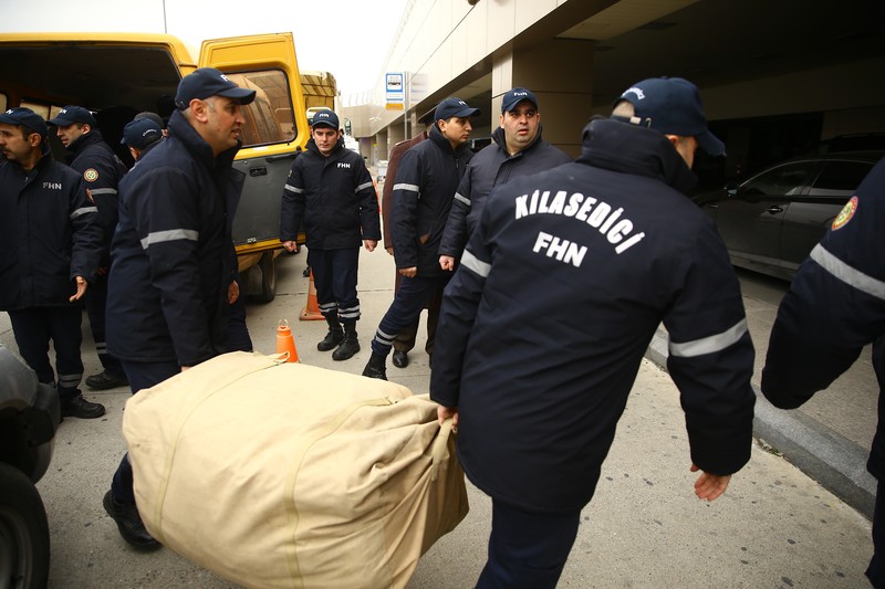 Tim yang berafiliasi dengan Kementerian Situasi Darurat Azerbaijan berangkat dari Baku, Azerbaijan untuk membantu operasi pencarian dan penyelamatan setelah gempa berkekuatan 7,7 melanda Turkiye pada 06 Februari 2023. Tim yang berafiliasi dengan Kementerian Situasi Darurat Azerbaijan berangkat dari Baku, Azerbaijan untuk membantu operasi pencarian dan penyelamatan setelah gempa berkekuatan 7,7 melanda Turkiye pada 06 Februari 2023. Otoritas Manajemen Bencana dan Darurat (AFAD) Turkiye mengatakan gempa berkekuatan 7,7 melanda pada 4,17 pagi (0117GMT) dan dipusatkan di distrik Pazarcik di provinsi selatan Kahramanmaras, Turkiye. Provinsi Gaziantep, Sanliurfa, Diyarbakir, Adana, Adiyaman, Malatya, Osmaniye, Hatay, dan Kilis sangat terpengaruh oleh gempa tersebut. (Resul Rehimov/Anadolu Agency via Getty Images)