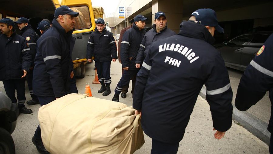 Tim yang berafiliasi dengan Kementerian Situasi Darurat Azerbaijan berangkat dari Baku, Azerbaijan untuk membantu operasi pencarian dan penyelamatan setelah gempa berkekuatan 7,7 melanda Turkiye pada 06 Februari 2023. Otoritas Manajemen Bencana dan Darurat (AFAD) Turkiye mengatakan gempa berkekuatan 7,7 melanda pada 4,17 pagi (0117GMT) dan dipusatkan di distrik Pazarcik di provinsi selatan Kahramanmaras, Turkiye. Provinsi Gaziantep, Sanliurfa, Diyarbakir, Adana, Adiyaman, Malatya, Osmaniye, Hatay, dan Kilis sangat terpengaruh oleh gempa tersebut. (Resul Rehimov/Anadolu Agency via Getty Images)