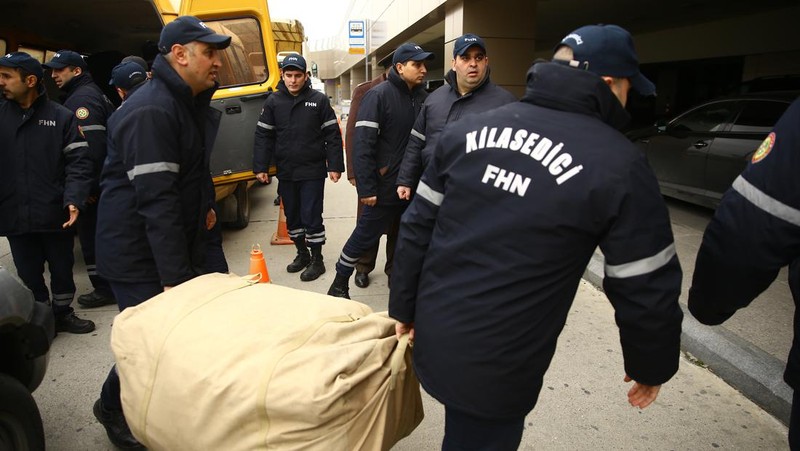 Tim yang berafiliasi dengan Kementerian Situasi Darurat Azerbaijan berangkat dari Baku, Azerbaijan untuk membantu operasi pencarian dan penyelamatan setelah gempa berkekuatan 7,7 melanda Turkiye pada 06 Februari 2023. Otoritas Manajemen Bencana dan Darurat (AFAD) Turkiye mengatakan gempa berkekuatan 7,7 melanda pada 4,17 pagi (0117GMT) dan dipusatkan di distrik Pazarcik di provinsi selatan Kahramanmaras, Turkiye. Provinsi Gaziantep, Sanliurfa, Diyarbakir, Adana, Adiyaman, Malatya, Osmaniye, Hatay, dan Kilis sangat terpengaruh oleh gempa tersebut. (Resul Rehimov/Anadolu Agency via Getty Images)