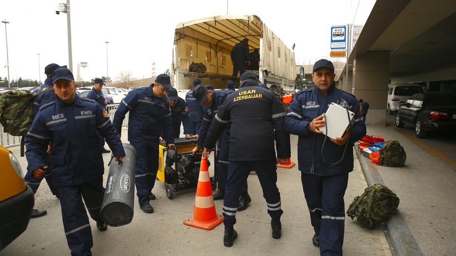 Tim yang berafiliasi dengan Kementerian Situasi Darurat Azerbaijan berangkat dari Baku, Azerbaijan untuk membantu operasi pencarian dan penyelamatan setelah gempa berkekuatan 7,7 melanda Turkiye pada 06 Februari 2023. Otoritas Manajemen Bencana dan Darurat (AFAD) Turkiye mengatakan gempa berkekuatan 7,7 melanda pada 4,17 pagi (0117GMT) dan dipusatkan di distrik Pazarcik di provinsi selatan Kahramanmaras, Turkiye. Provinsi Gaziantep, Sanliurfa, Diyarbakir, Adana, Adiyaman, Malatya, Osmaniye, Hatay, dan Kilis sangat terpengaruh oleh gempa tersebut. (Resul Rehimov/Anadolu Agency via Getty Images)
