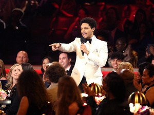 Gak Takut! Travor Noah Sentil Donald Trump di Panggung Grammy Awards
