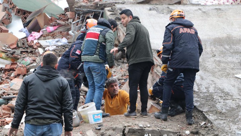 Mehmet Emin Ataoglu diselamatkan di bawah puing-puing bangunan 6 lantai setelah gempa berkekuatan 7,7 melanda distrik Iskenderun di Hatay, Turkiye pada 06 Februari 2023. Otoritas Manajemen Bencana dan Darurat (AFAD) Turkiye mengatakan gempa berkekuatan 7,7 melanda pada pukul 4.17 pagi ( 0117GMT) dan dipusatkan di distrik Pazarcik di provinsi selatan Kahramanmaras, Turkiye. Provinsi Gaziantep, Sanliurfa, Diyarbakir, Adana, Adiyaman, Malatya, Osmaniye, Hatay, dan Kilis sangat terpengaruh oleh gempa tersebut. (Murat Sengul/Anadolu Agency via Getty Images)
