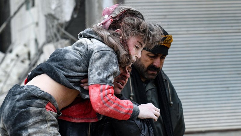 Mehmet Emin Ataoglu diselamatkan di bawah puing-puing bangunan 6 lantai setelah gempa berkekuatan 7,7 melanda distrik Iskenderun di Hatay, Turkiye pada 06 Februari 2023. Otoritas Manajemen Bencana dan Darurat (AFAD) Turkiye mengatakan gempa berkekuatan 7,7 melanda pada pukul 4.17 pagi ( 0117GMT) dan dipusatkan di distrik Pazarcik di provinsi selatan Kahramanmaras, Turkiye. Provinsi Gaziantep, Sanliurfa, Diyarbakir, Adana, Adiyaman, Malatya, Osmaniye, Hatay, dan Kilis sangat terpengaruh oleh gempa tersebut. (Murat Sengul/Anadolu Agency via Getty Images)
