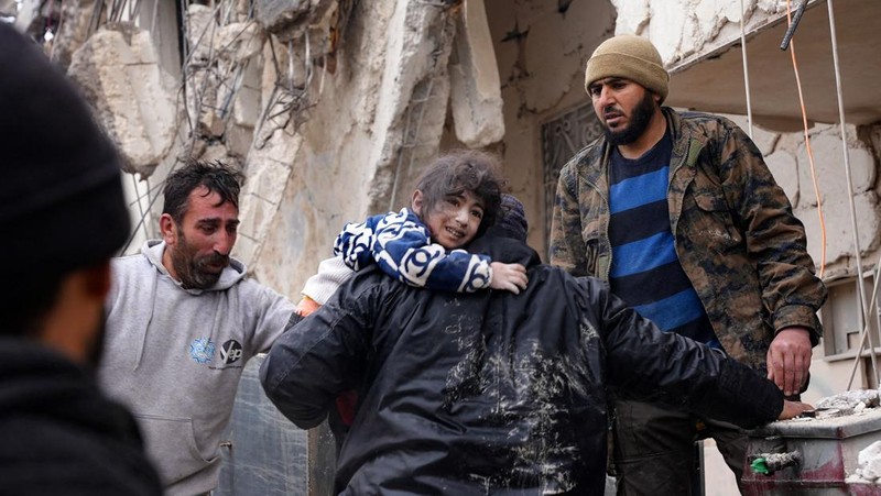 Mehmet Emin Ataoglu diselamatkan di bawah puing-puing bangunan 6 lantai setelah gempa berkekuatan 7,7 melanda distrik Iskenderun di Hatay, Turkiye pada 06 Februari 2023. Otoritas Manajemen Bencana dan Darurat (AFAD) Turkiye mengatakan gempa berkekuatan 7,7 melanda pada pukul 4.17 pagi ( 0117GMT) dan dipusatkan di distrik Pazarcik di provinsi selatan Kahramanmaras, Turkiye. Provinsi Gaziantep, Sanliurfa, Diyarbakir, Adana, Adiyaman, Malatya, Osmaniye, Hatay, dan Kilis sangat terpengaruh oleh gempa tersebut. (Murat Sengul/Anadolu Agency via Getty Images)
