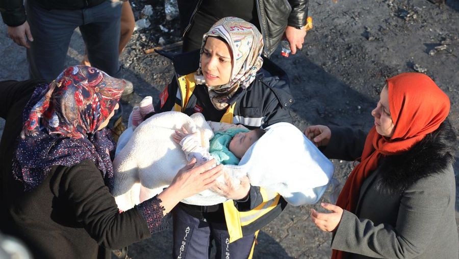 Hulya Yilmaz dan bayinya Ayse Vera diselamatkan di bawah puing-puing bangunan yang runtuh setelah 29 jam gempa berkekuatan 7,7 dan 7,6 melanda Hatay, Turkiye pada 7 Februari 2023. Senin dini hari, gempa berkekuatan 7,7, berpusat di distrik Pazarcik, mengguncang Kahramanmaras dan mengguncang beberapa provinsi dengan kuat, termasuk Gaziantep, Sanliurfa, Diyarbakir, Adana, Adiyaman, Malatya, Osmaniye, Hatay, dan Kilis. Kemudian, pada pukul 13.24. (1024GMT), gempa berkekuatan 7,6 yang berpusat di distrik Elbistan Kahramanmaras melanda wilayah tersebut. Turkiye mengumumkan 7 hari berkabung nasional setelah gempa bumi mematikan di provinsi selatan. (AytugCan Sencar/Anadolu Agency via Getty Images)