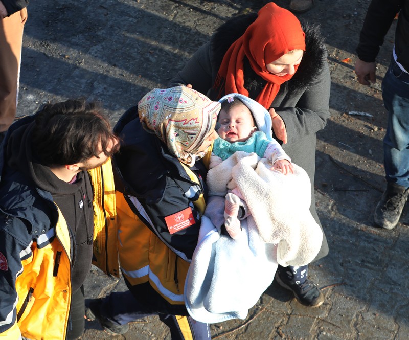 Hulya Yilmaz dan bayinya Ayse Vera diselamatkan di bawah puing-puing bangunan yang runtuh setelah 29 jam gempa berkekuatan 7,7 dan 7,6 melanda Hatay, Turkiye pada 7 Februari 2023. Hulya Yilmaz dan bayinya Ayse Vera diselamatkan di bawah puing-puing bangunan yang runtuh setelah 29 jam gempa berkekuatan 7,7 dan 7,6 melanda Hatay, Turkiye pada 7 Februari 2023. Senin dini hari, gempa berkekuatan 7,7, berpusat di distrik Pazarcik, mengguncang Kahramanmaras dan mengguncang beberapa provinsi dengan kuat, termasuk Gaziantep, Sanliurfa, Diyarbakir, Adana, Adiyaman, Malatya, Osmaniye, Hatay, dan Kilis. Kemudian, pada pukul 13.24. (1024GMT), gempa berkekuatan 7,6 yang berpusat di distrik Elbistan Kahramanmaras melanda wilayah tersebut. Turkiye mengumumkan 7 hari berkabung nasional setelah gempa bumi mematikan di provinsi selatan. (AytugCan Sencar/Anadolu Agency via Getty Images)