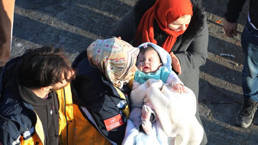 Hulya Yilmaz dan bayinya Ayse Vera diselamatkan di bawah puing-puing bangunan yang runtuh setelah 29 jam gempa berkekuatan 7,7 dan 7,6 melanda Hatay, Turkiye pada 7 Februari 2023. Senin dini hari, gempa berkekuatan 7,7, berpusat di distrik Pazarcik, mengguncang Kahramanmaras dan mengguncang beberapa provinsi dengan kuat, termasuk Gaziantep, Sanliurfa, Diyarbakir, Adana, Adiyaman, Malatya, Osmaniye, Hatay, dan Kilis. Kemudian, pada pukul 13.24. (1024GMT), gempa berkekuatan 7,6 yang berpusat di distrik Elbistan Kahramanmaras melanda wilayah tersebut. Turkiye mengumumkan 7 hari berkabung nasional setelah gempa bumi mematikan di provinsi selatan. (AytugCan Sencar/Anadolu Agency via Getty Images)