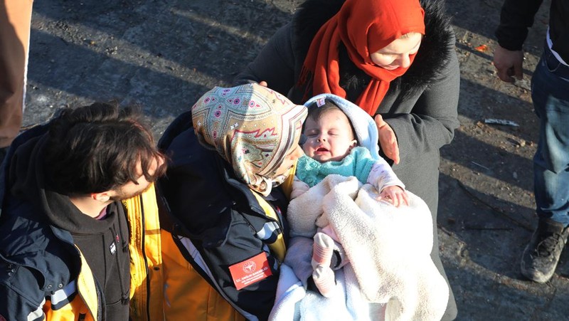 Hulya Yilmaz dan bayinya Ayse Vera diselamatkan di bawah puing-puing bangunan yang runtuh setelah 29 jam gempa berkekuatan 7,7 dan 7,6 melanda Hatay, Turkiye pada 7 Februari 2023. Senin dini hari, gempa berkekuatan 7,7, berpusat di distrik Pazarcik, mengguncang Kahramanmaras dan mengguncang beberapa provinsi dengan kuat, termasuk Gaziantep, Sanliurfa, Diyarbakir, Adana, Adiyaman, Malatya, Osmaniye, Hatay, dan Kilis. Kemudian, pada pukul 13.24. (1024GMT), gempa berkekuatan 7,6 yang berpusat di distrik Elbistan Kahramanmaras melanda wilayah tersebut. Turkiye mengumumkan 7 hari berkabung nasional setelah gempa bumi mematikan di provinsi selatan. (AytugCan Sencar/Anadolu Agency via Getty Images)