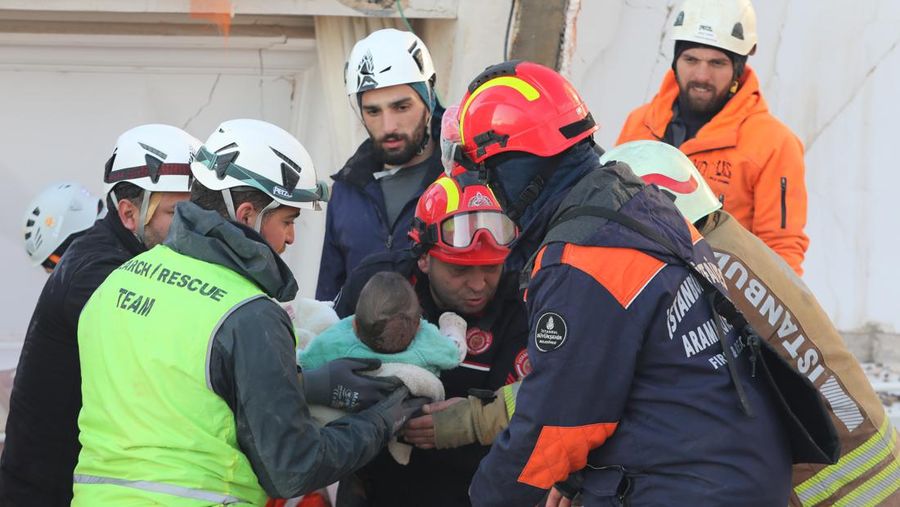 Hulya Yilmaz dan bayinya Ayse Vera diselamatkan di bawah puing-puing bangunan yang runtuh setelah 29 jam gempa berkekuatan 7,7 dan 7,6 melanda Hatay, Turkiye pada 7 Februari 2023. Senin dini hari, gempa berkekuatan 7,7, berpusat di distrik Pazarcik, mengguncang Kahramanmaras dan mengguncang beberapa provinsi dengan kuat, termasuk Gaziantep, Sanliurfa, Diyarbakir, Adana, Adiyaman, Malatya, Osmaniye, Hatay, dan Kilis. Kemudian, pada pukul 13.24. (1024GMT), gempa berkekuatan 7,6 yang berpusat di distrik Elbistan Kahramanmaras melanda wilayah tersebut. Turkiye mengumumkan 7 hari berkabung nasional setelah gempa bumi mematikan di provinsi selatan. (AytugCan Sencar/Anadolu Agency via Getty Images)