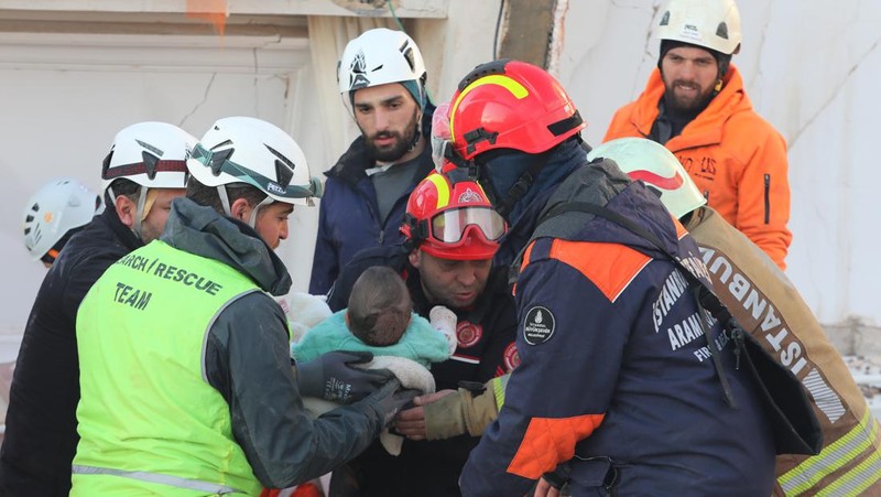 Hulya Yilmaz dan bayinya Ayse Vera diselamatkan di bawah puing-puing bangunan yang runtuh setelah 29 jam gempa berkekuatan 7,7 dan 7,6 melanda Hatay, Turkiye pada 7 Februari 2023. Senin dini hari, gempa berkekuatan 7,7, berpusat di distrik Pazarcik, mengguncang Kahramanmaras dan mengguncang beberapa provinsi dengan kuat, termasuk Gaziantep, Sanliurfa, Diyarbakir, Adana, Adiyaman, Malatya, Osmaniye, Hatay, dan Kilis. Kemudian, pada pukul 13.24. (1024GMT), gempa berkekuatan 7,6 yang berpusat di distrik Elbistan Kahramanmaras melanda wilayah tersebut. Turkiye mengumumkan 7 hari berkabung nasional setelah gempa bumi mematikan di provinsi selatan. (AytugCan Sencar/Anadolu Agency via Getty Images)