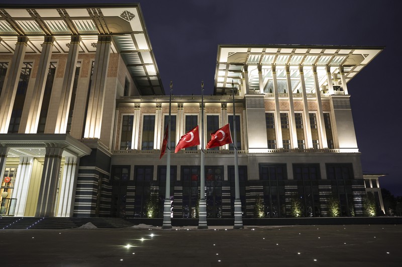 Bendera Turki berkibar setengah tiang setelah Turkiye mengumumkan 7 hari berkabung nasional setelah gempa bumi mematikan di Ankara, Turkiye pada 06 Februari 2023. (Anadolu Agency via Getty Images) Bendera Turki berkibar setengah tiang setelah Turkiye mengumumkan 7 hari berkabung nasional setelah gempa bumi mematikan di Ankara, Turkiye pada 06 Februari 2023. (Anadolu Agency via Getty Images)s)
