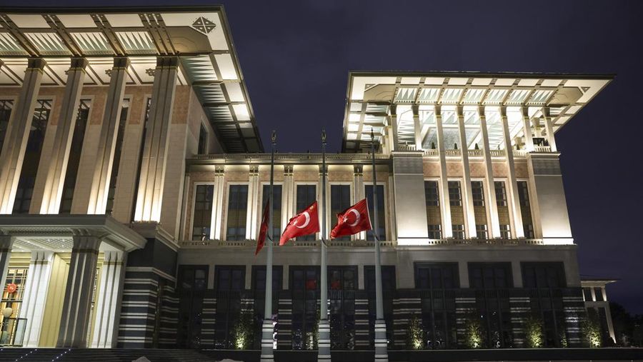 Bendera Turki berkibar setengah tiang setelah Turkiye mengumumkan 7 hari berkabung nasional setelah gempa bumi mematikan di Ankara, Turkiye pada 06 Februari 2023. (Anadolu Agency via Getty Images)s)