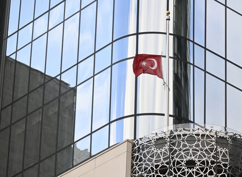 Bendera Turki berkibar setengah tiang setelah Turkiye mengumumkan 7 hari berkabung nasional setelah gempa bumi mematikan di Ankara, Turkiye pada 06 Februari 2023. (Anadolu Agency via Getty Images) Bendera Turki berkibar setengah tiang setelah Turkiye mengumumkan 7 hari berkabung nasional setelah gempa bumi mematikan di Ankara, Turkiye pada 06 Februari 2023. (Anadolu Agency via Getty Images)s)