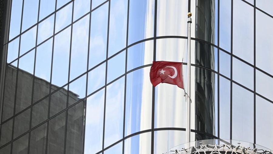 Bendera Turki berkibar setengah tiang setelah Turkiye mengumumkan 7 hari berkabung nasional setelah gempa bumi mematikan di Ankara, Turkiye pada 06 Februari 2023. (Anadolu Agency via Getty Images)s)