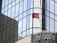 Bendera Turki berkibar setengah tiang di Konsulat Jenderal Turki di New York setelah Turkiye mengumumkan 7 hari berkabung nasional setelah gempa bumi yang mematikan, pada 06 Februari 2023 di New York, Amerika Serikat. (Anadolu Agency via Getty Images