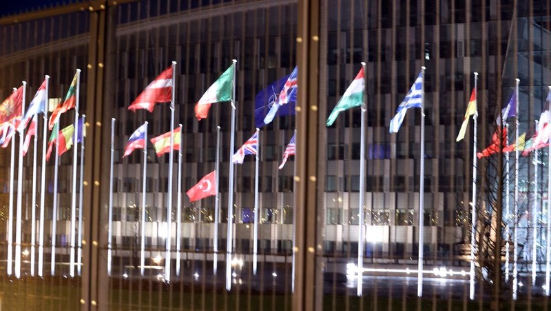 Bendera Turki berkibar setengah tiang setelah Turkiye mengumumkan 7 hari berkabung nasional setelah gempa bumi mematikan di Ankara, Turkiye pada 06 Februari 2023. (Anadolu Agency via Getty Images)s)