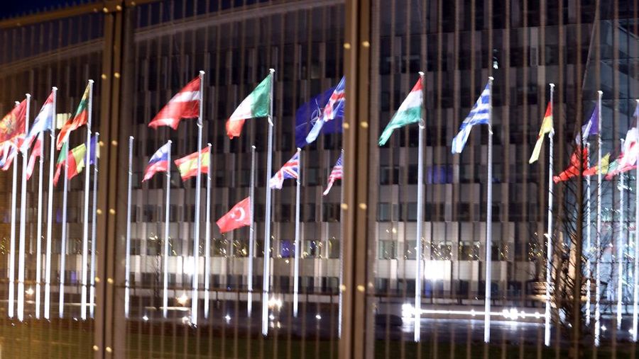 Bendera Turki berkibar setengah tiang di Markas Besar NATO setelah Turkiye mengumumkan 7 hari berkabung nasional setelah gempa bumi yang mematikan, pada 06 Februari 2023 di Brussel, Belgia. (Anadolu Agency via Getty Images)