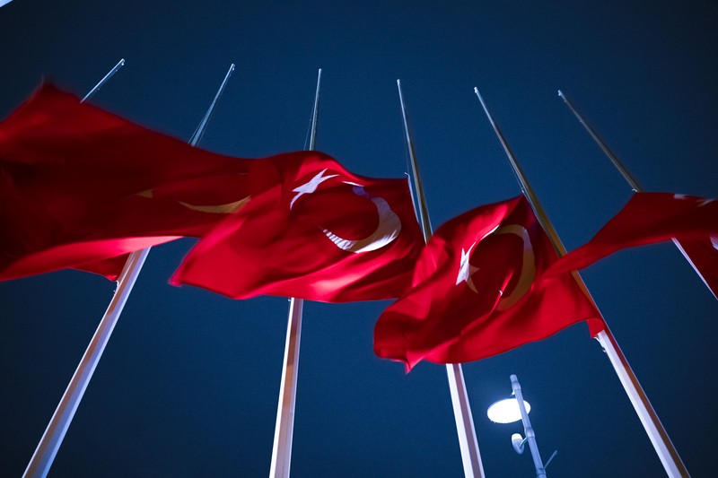 Bendera Turki berkibar setengah tiang setelah Turkiye mengumumkan 7 hari berkabung nasional setelah gempa bumi mematikan di Ankara, Turkiye pada 06 Februari 2023. (Anadolu Agency via Getty Images)s)