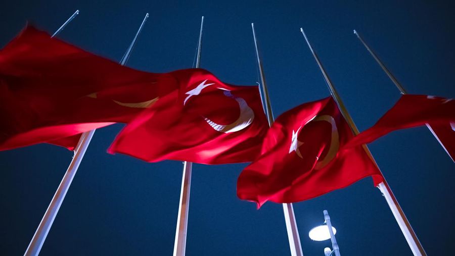 Bendera Turki berkibar setengah tiang setelah Turkiye mengumumkan 7 hari berkabung nasional setelah gempa bumi mematikan di Ankara, Turkiye pada 06 Februari 2023. (Anadolu Agency via Getty Images)