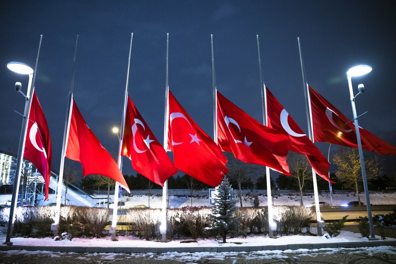Bendera Turki berkibar setengah tiang setelah Turkiye mengumumkan 7 hari berkabung nasional setelah gempa bumi mematikan di Ankara, Turkiye pada 06 Februari 2023. (Anadolu Agency via Getty Images)s)