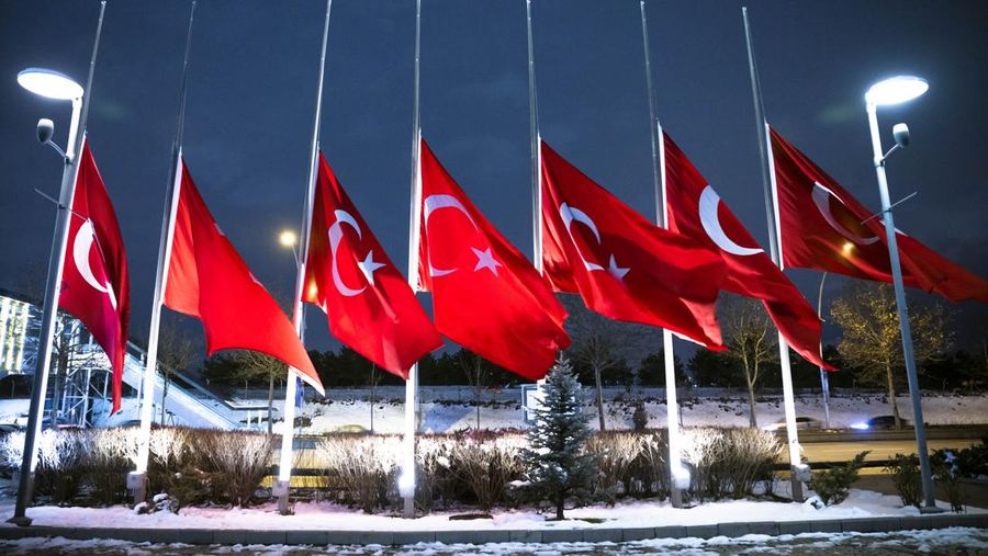 Bendera Turki berkibar setengah tiang setelah Turkiye mengumumkan 7 hari berkabung nasional setelah gempa bumi mematikan di Ankara, Turkiye pada 06 Februari 2023. (Anadolu Agency via Getty Images)s)