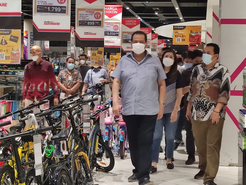 Chairul Tanjung meninjau langsung ke Transmart Chairul Tanjung meninjau langsung ke Transmart