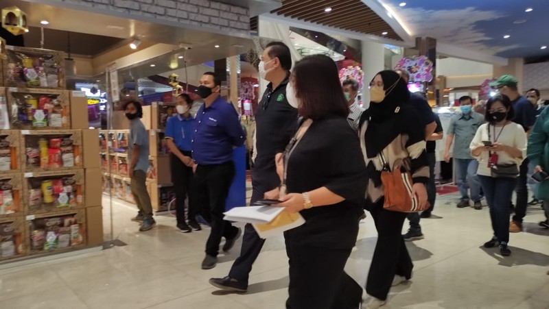 Chairul Tanjung meninjau langsung ke Transmart Chairul Tanjung meninjau langsung ke Transmart