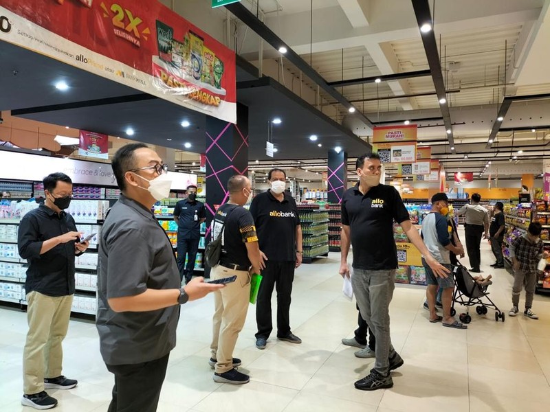 Chairul Tanjung meninjau langsung ke Transmart Chairul Tanjung meninjau langsung ke Transmart
