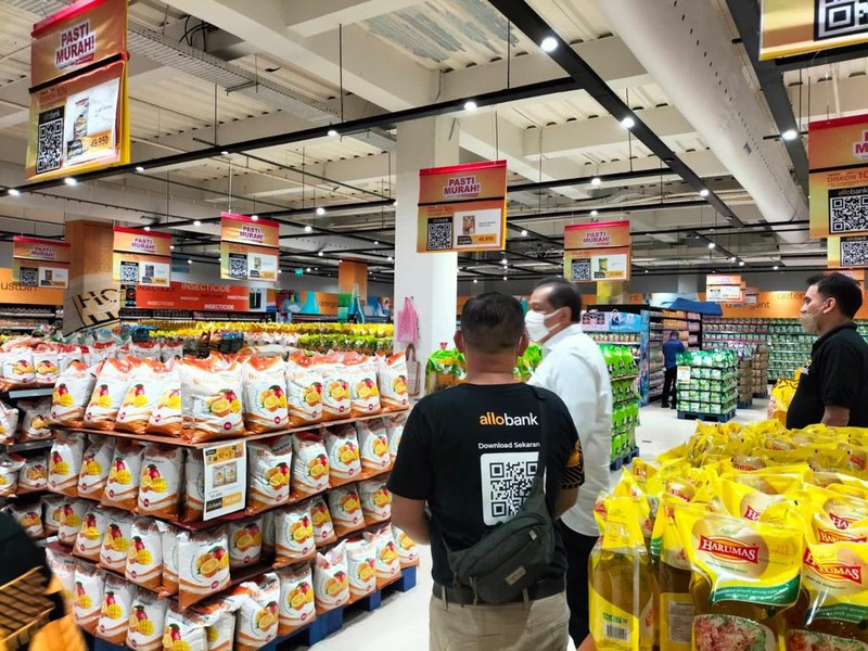 Chairul Tanjung meninjau langsung ke Transmart Chairul Tanjung meninjau langsung ke Transmart