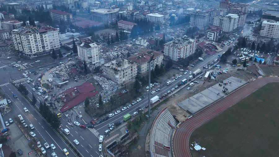 Foto udara menunjukkan bangunan yang rusak dan runtuh setelah gempa bumi di Kahramanmaras, Turki 6 Februari 2023. (via REUTERS/IHLAS NEWS AGENCY (IHA)