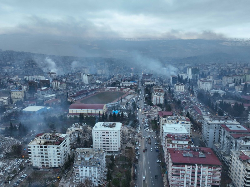 Foto udara menunjukkan bangunan yang rusak dan runtuh setelah gempa bumi di Kahramanmaras, Turki 6 Februari 2023. (via REUTERS/IHLAS NEWS AGENCY (IHA) Foto udara menunjukkan bangunan yang rusak dan runtuh setelah gempa bumi di Kahramanmaras, Turki 6 Februari 2023. (via REUTERS/IHLAS NEWS AGENCY (IHA)