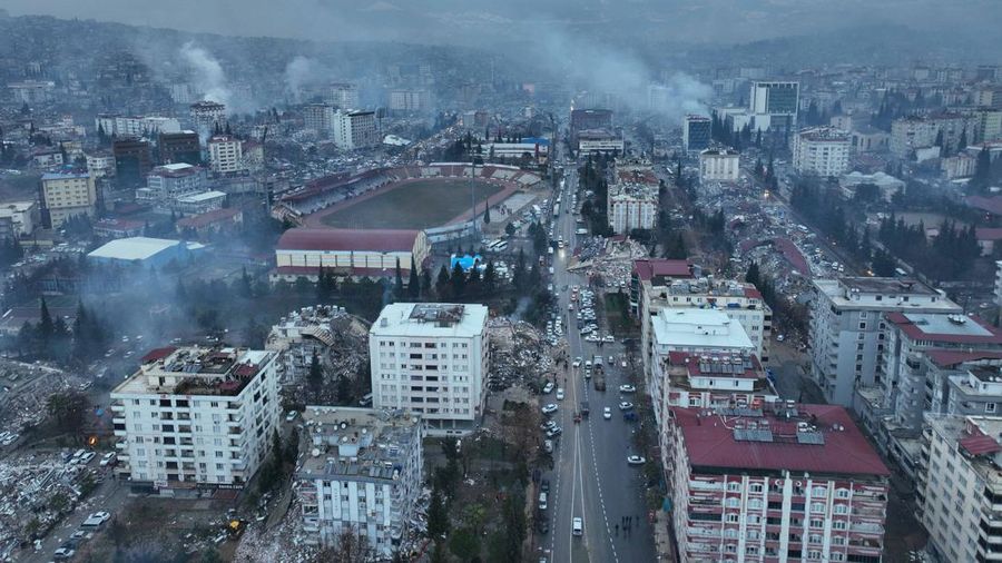 Foto udara menunjukkan bangunan yang rusak dan runtuh setelah gempa bumi di Kahramanmaras, Turki 6 Februari 2023. (via REUTERS/IHLAS NEWS AGENCY (IHA)