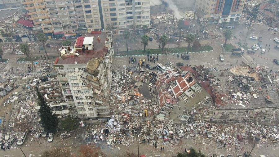 Foto udara menunjukkan bangunan yang rusak dan runtuh setelah gempa bumi di Kahramanmaras, Turki 6 Februari 2023. (via REUTERS/IHLAS NEWS AGENCY (IHA)