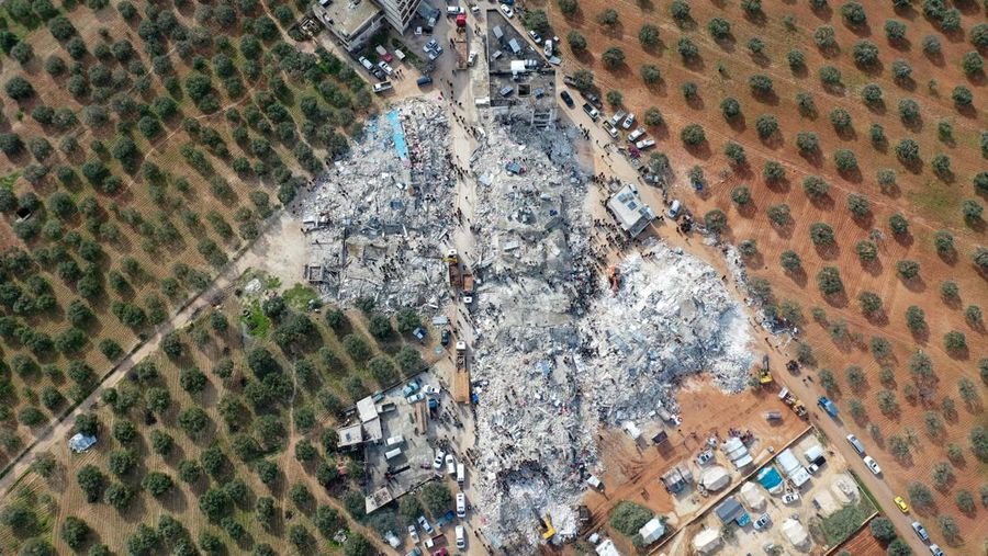 Foto udara menunjukkan bangunan yang rusak dan runtuh setelah gempa bumi di Kahramanmaras, Turki 6 Februari 2023. (via REUTERS/IHLAS NEWS AGENCY (IHA)