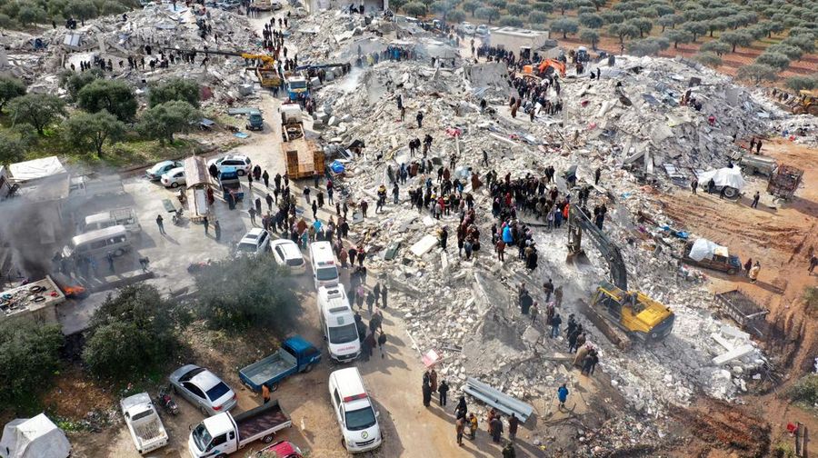 Foto udara menunjukkan, penduduk mencari korban di tengah puing-puing bangunan yang runtuh setelah gempa bumi di desa Besnia dekat Harim, di provinsi Idlib barat laut yang dikuasai pemberontak Suriah di perbatasan dengan Turki, pada 6 Februari 2022. (AFP via Getty Images/OMAR HAJ KADOUR)