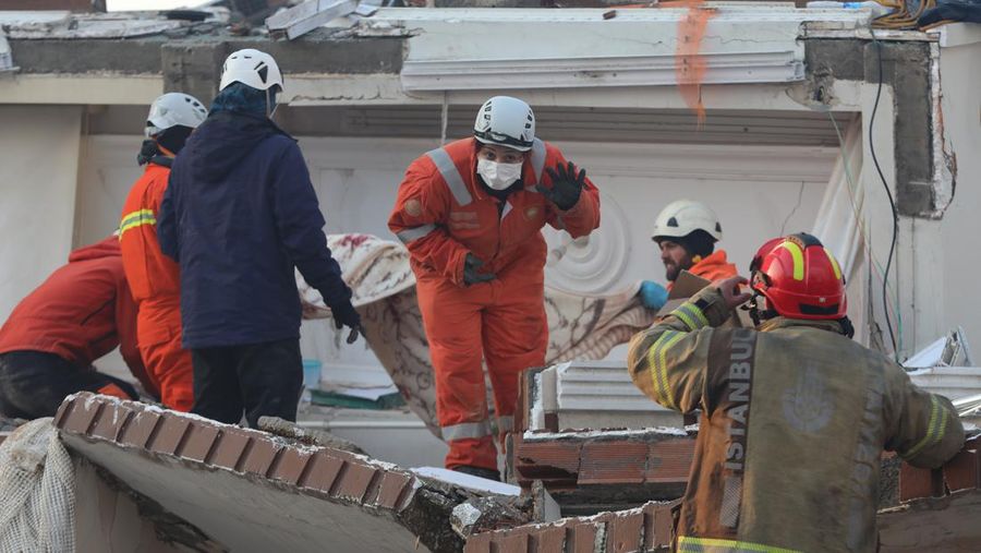 Hulya Yilmaz dan bayinya Ayse Vera diselamatkan di bawah puing-puing bangunan yang runtuh setelah 29 jam gempa berkekuatan 7,7 dan 7,6 melanda Hatay, Turkiye pada 7 Februari 2023. Senin dini hari, gempa berkekuatan 7,7, berpusat di distrik Pazarcik, mengguncang Kahramanmaras dan mengguncang beberapa provinsi dengan kuat, termasuk Gaziantep, Sanliurfa, Diyarbakir, Adana, Adiyaman, Malatya, Osmaniye, Hatay, dan Kilis. Kemudian, pada pukul 13.24. (1024GMT), gempa berkekuatan 7,6 yang berpusat di distrik Elbistan Kahramanmaras melanda wilayah tersebut. Turkiye mengumumkan 7 hari berkabung nasional setelah gempa bumi mematikan di provinsi selatan. (AytugCan Sencar/Anadolu Agency via Getty Images)