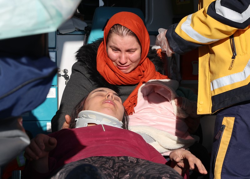 Hulya Yilmaz dan bayinya Ayse Vera diselamatkan di bawah puing-puing bangunan yang runtuh setelah 29 jam gempa berkekuatan 7,7 dan 7,6 melanda Hatay, Turkiye pada 7 Februari 2023. Senin dini hari, gempa berkekuatan 7,7, berpusat di distrik Pazarcik, mengguncang Kahramanmaras dan mengguncang beberapa provinsi dengan kuat, termasuk Gaziantep, Sanliurfa, Diyarbakir, Adana, Adiyaman, Malatya, Osmaniye, Hatay, dan Kilis. Kemudian, pada pukul 13.24. (1024GMT), gempa berkekuatan 7,6 yang berpusat di distrik Elbistan Kahramanmaras melanda wilayah tersebut. Turkiye mengumumkan 7 hari berkabung nasional setelah gempa bumi mematikan di provinsi selatan. (AytugCan Sencar/Anadolu Agency via Getty Images)