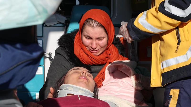 Hulya Yilmaz dan bayinya Ayse Vera diselamatkan di bawah puing-puing bangunan yang runtuh setelah 29 jam gempa berkekuatan 7,7 dan 7,6 melanda Hatay, Turkiye pada 7 Februari 2023. Senin dini hari, gempa berkekuatan 7,7, berpusat di distrik Pazarcik, mengguncang Kahramanmaras dan mengguncang beberapa provinsi dengan kuat, termasuk Gaziantep, Sanliurfa, Diyarbakir, Adana, Adiyaman, Malatya, Osmaniye, Hatay, dan Kilis. Kemudian, pada pukul 13.24. (1024GMT), gempa berkekuatan 7,6 yang berpusat di distrik Elbistan Kahramanmaras melanda wilayah tersebut. Turkiye mengumumkan 7 hari berkabung nasional setelah gempa bumi mematikan di provinsi selatan. (AytugCan Sencar/Anadolu Agency via Getty Images)