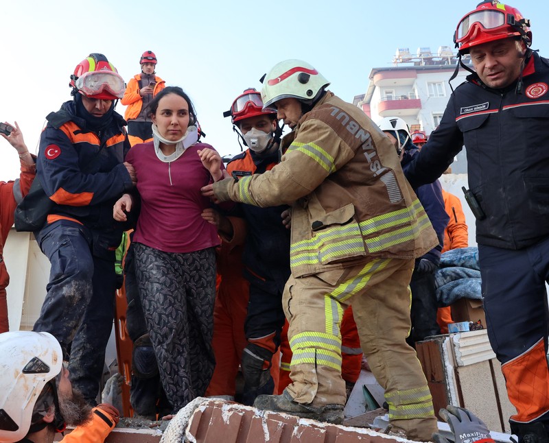 Hulya Yilmaz dan bayinya Ayse Vera diselamatkan di bawah puing-puing bangunan yang runtuh setelah 29 jam gempa berkekuatan 7,7 dan 7,6 melanda Hatay, Turkiye pada 7 Februari 2023. Senin dini hari, gempa berkekuatan 7,7, berpusat di distrik Pazarcik, mengguncang Kahramanmaras dan mengguncang beberapa provinsi dengan kuat, termasuk Gaziantep, Sanliurfa, Diyarbakir, Adana, Adiyaman, Malatya, Osmaniye, Hatay, dan Kilis. Kemudian, pada pukul 13.24. (1024GMT), gempa berkekuatan 7,6 yang berpusat di distrik Elbistan Kahramanmaras melanda wilayah tersebut. Turkiye mengumumkan 7 hari berkabung nasional setelah gempa bumi mematikan di provinsi selatan. (AytugCan Sencar/Anadolu Agency via Getty Images)