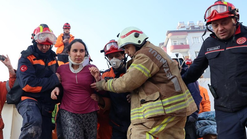 Hulya Yilmaz dan bayinya Ayse Vera diselamatkan di bawah puing-puing bangunan yang runtuh setelah 29 jam gempa berkekuatan 7,7 dan 7,6 melanda Hatay, Turkiye pada 7 Februari 2023. Senin dini hari, gempa berkekuatan 7,7, berpusat di distrik Pazarcik, mengguncang Kahramanmaras dan mengguncang beberapa provinsi dengan kuat, termasuk Gaziantep, Sanliurfa, Diyarbakir, Adana, Adiyaman, Malatya, Osmaniye, Hatay, dan Kilis. Kemudian, pada pukul 13.24. (1024GMT), gempa berkekuatan 7,6 yang berpusat di distrik Elbistan Kahramanmaras melanda wilayah tersebut. Turkiye mengumumkan 7 hari berkabung nasional setelah gempa bumi mematikan di provinsi selatan. (AytugCan Sencar/Anadolu Agency via Getty Images)