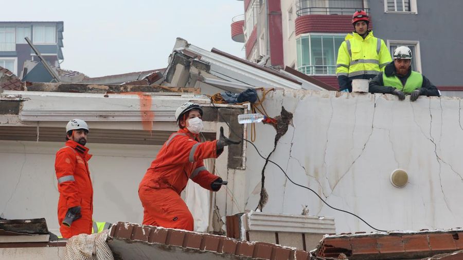 Hulya Yilmaz dan bayinya Ayse Vera diselamatkan di bawah puing-puing bangunan yang runtuh setelah 29 jam gempa berkekuatan 7,7 dan 7,6 melanda Hatay, Turkiye pada 7 Februari 2023. Senin dini hari, gempa berkekuatan 7,7, berpusat di distrik Pazarcik, mengguncang Kahramanmaras dan mengguncang beberapa provinsi dengan kuat, termasuk Gaziantep, Sanliurfa, Diyarbakir, Adana, Adiyaman, Malatya, Osmaniye, Hatay, dan Kilis. Kemudian, pada pukul 13.24. (1024GMT), gempa berkekuatan 7,6 yang berpusat di distrik Elbistan Kahramanmaras melanda wilayah tersebut. Turkiye mengumumkan 7 hari berkabung nasional setelah gempa bumi mematikan di provinsi selatan. (Photo by AytugCan Sencar/Anadolu Agency via Getty Images)