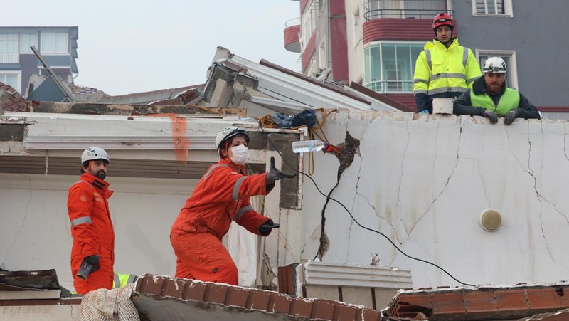 Hulya Yilmaz dan bayinya Ayse Vera diselamatkan di bawah puing-puing bangunan yang runtuh setelah 29 jam gempa berkekuatan 7,7 dan 7,6 melanda Hatay, Turkiye pada 7 Februari 2023. Senin dini hari, gempa berkekuatan 7,7, berpusat di distrik Pazarcik, mengguncang Kahramanmaras dan mengguncang beberapa provinsi dengan kuat, termasuk Gaziantep, Sanliurfa, Diyarbakir, Adana, Adiyaman, Malatya, Osmaniye, Hatay, dan Kilis. Kemudian, pada pukul 13.24. (1024GMT), gempa berkekuatan 7,6 yang berpusat di distrik Elbistan Kahramanmaras melanda wilayah tersebut. Turkiye mengumumkan 7 hari berkabung nasional setelah gempa bumi mematikan di provinsi selatan. (AytugCan Sencar/Anadolu Agency via Getty Images)