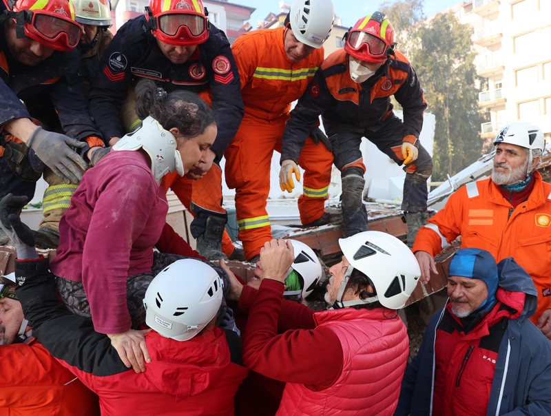 Hulya Yilmaz dan bayinya Ayse Vera diselamatkan di bawah puing-puing bangunan yang runtuh setelah 29 jam gempa berkekuatan 7,7 dan 7,6 melanda Hatay, Turkiye pada 7 Februari 2023. Senin dini hari, gempa berkekuatan 7,7, berpusat di distrik Pazarcik, mengguncang Kahramanmaras dan mengguncang beberapa provinsi dengan kuat, termasuk Gaziantep, Sanliurfa, Diyarbakir, Adana, Adiyaman, Malatya, Osmaniye, Hatay, dan Kilis. Kemudian, pada pukul 13.24. (1024GMT), gempa berkekuatan 7,6 yang berpusat di distrik Elbistan Kahramanmaras melanda wilayah tersebut. Turkiye mengumumkan 7 hari berkabung nasional setelah gempa bumi mematikan di provinsi selatan. (AytugCan Sencar/Anadolu Agency via Getty Images)