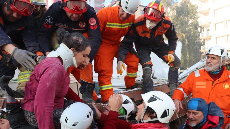 Hulya Yilmaz dan bayinya Ayse Vera diselamatkan di bawah puing-puing bangunan yang runtuh setelah 29 jam gempa berkekuatan 7,7 dan 7,6 melanda Hatay, Turkiye pada 7 Februari 2023. Senin dini hari, gempa berkekuatan 7,7, berpusat di distrik Pazarcik, mengguncang Kahramanmaras dan mengguncang beberapa provinsi dengan kuat, termasuk Gaziantep, Sanliurfa, Diyarbakir, Adana, Adiyaman, Malatya, Osmaniye, Hatay, dan Kilis. Kemudian, pada pukul 13.24. (1024GMT), gempa berkekuatan 7,6 yang berpusat di distrik Elbistan Kahramanmaras melanda wilayah tersebut. Turkiye mengumumkan 7 hari berkabung nasional setelah gempa bumi mematikan di provinsi selatan. (AytugCan Sencar/Anadolu Agency via Getty Images)