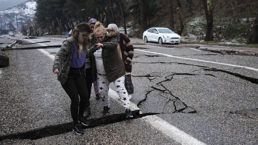 Kerusakan terjadi di jalan-jalan di kota Fevzipasa di distrik Islahiye Gaziantep karena gempa berkekuatan 7,7 dan 7,6 yang mempengaruhi 10 provinsi yang berpusat di Kahramanmaras Turki. (Anadolu Agency via Getty Images)