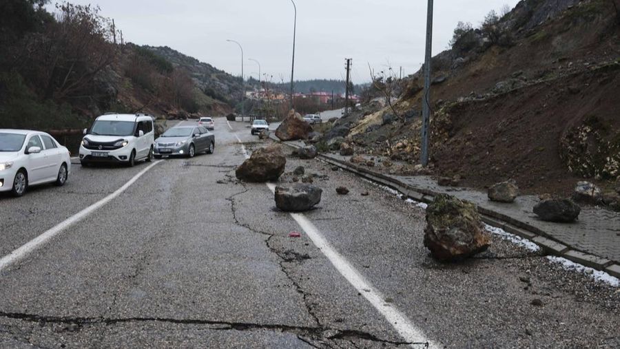 Bandara Hatay di selatan Turki rusak. Setelah gempa bumi di wilayah tersebut. (Tangkapan layar Twitter/bnonewslive)